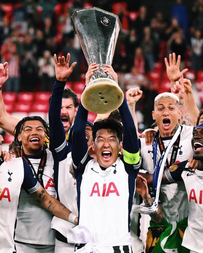 토트넘 주장 손흥민이 22일 스페인 빌바오 산 마메스 경기장에서 열린 2024~2025 UEFA 유로파리그 우승 트로피를 들어올리며 환호하고 있다. 다른 동료들과 달리 손흥민은 UEFA측 실수로 우승 메달을 받지 못해 시상식이 끝난 뒤에야 수령했다. /사진=손흥민 SNS 캡처