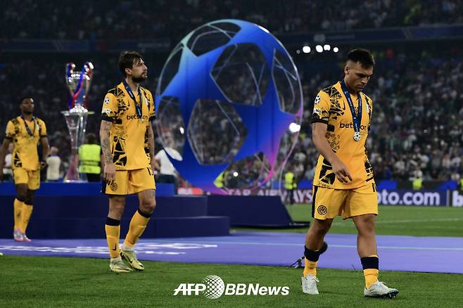 2024~2025 유럽축구연맹(UEFA) 챔피언스리그 결승전에서 파리 생제르맹(PSG)에 대회 결승 역사상 최다골 차인 0-5로 대패해 준우승에 그친 라우타로 마르티네스(오른쪽) 등 인터밀란 선수들이 준우승 메달을 목에 건 뒤 아쉬워하고 있다. /AFPBBNews=뉴스1