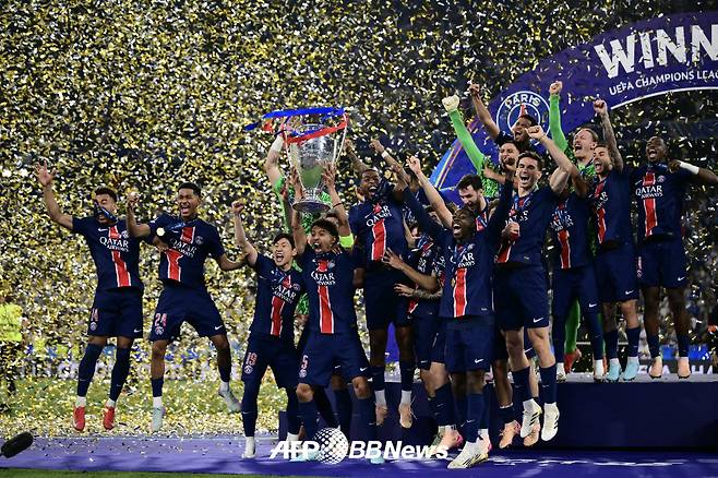 이강인(왼쪽 세 번째) 등 파리 생제르맹(PSG) 선수들이 1일(한국시간) 독일 뮌헨의 알리안츠 아레나에서 열린 2024~2025 유럽축구연맹(UEFA) 챔피언스리그(UCL) 우승 트로피 세리머니를 즐기고 있다. 이날 PSG는 인터밀란을 5-0으로 대파하고 창단 첫 UCL 우승이자 트레블(3관왕)을 달성했다. /AFPBBNews=뉴스1
