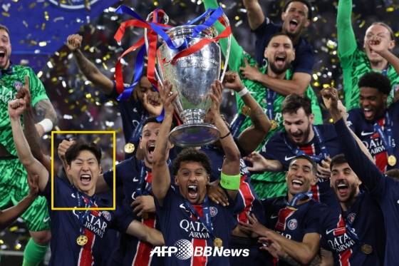 이강인(노란색 네모)이 독일 뮌헨의 알리안츠 아레나에서 열린 챔피언스리그 우승 트로피 세리머니를 즐기고 있다. /AFPBBNews=뉴스1