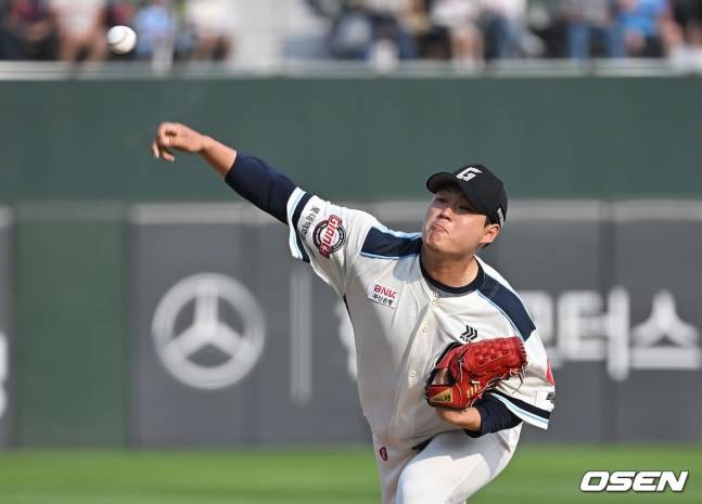 투구하는 나균안의 모습.