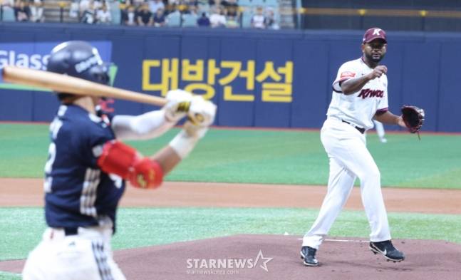 두산과 KBO 복귀전에서 역투하는 키움 알칸타라(오른쪽). /사진=김진경 대기자