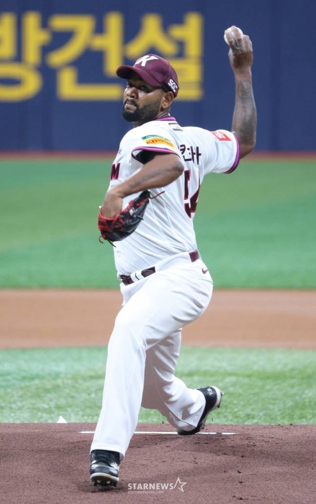 키움 알칸타라가 투구를 하고 있다. /사진=김진경 대기자