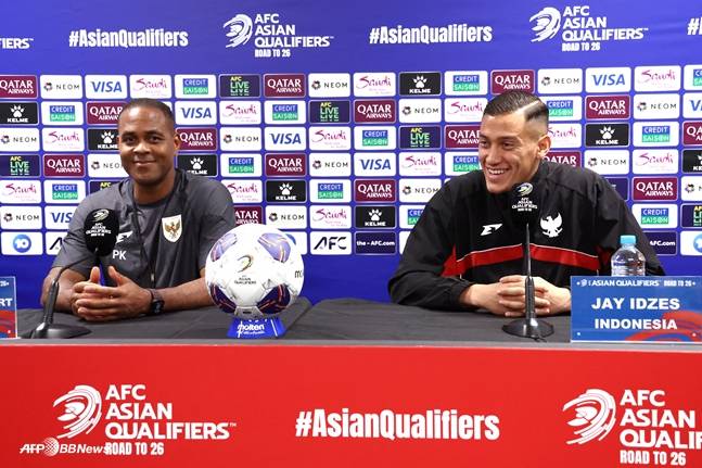 지난 3월 열린 기자회견에서 클루이베르트 감독(왼쪽)과 제이 이제스. /AFPBBNews=뉴스1