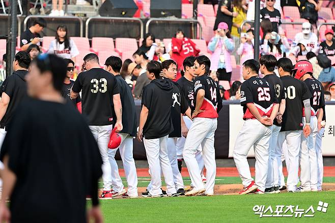 31일 오후 수원KT위즈파크에서 열린 '2025 신한 SOL Bank KBO리그' KIA 타이거즈와 KT 위즈의 경기, KT가 8회 허경민의 결승타에 힘입어 KIA에 5:1로 승리했다.  경기종료 후 KIA 선수들이 그라운드로 나오고 있다. 수원, 김한준 기자
