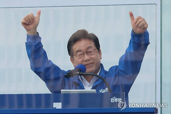 지지 호소하는 이재명 후보 (세종=연합뉴스) 김주성 기자 = 더불어민주당 이재명 대선 후보가 31일 세종특별자치시 나무그늘광장에서 열린 유세에서 시민들에게 지지를 호소하고 있다. 2025.5.31 utzza@yna.co.kr