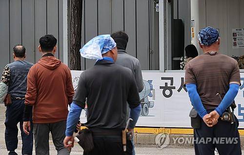 서울의 한 건설현장에서 작업자들이 이동하고 있다. [연합뉴스 자료사진]