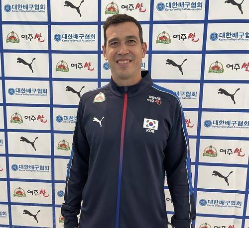 VNL 잔류 목표를 밝히는 모랄레스 여자배구 대표팀 감독 [연합뉴스 자료 사진]