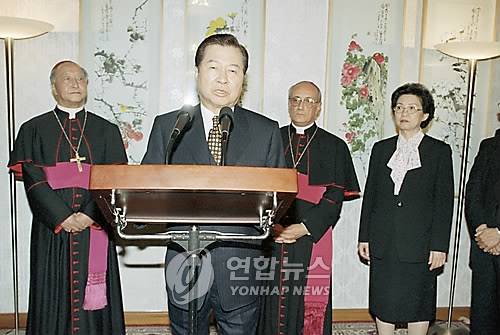 궁정동 교황대사관 찾아간 김대중 (서울=연합뉴스) 1998년 10월 16일 김대중 당시 대통령이 서울 종로구 궁정동 주한교황대사관에서 열린 교황 요한 바오로2세 선출 20주년 축하연에서 축사를 하고 있다. [연합뉴스 자료사진]