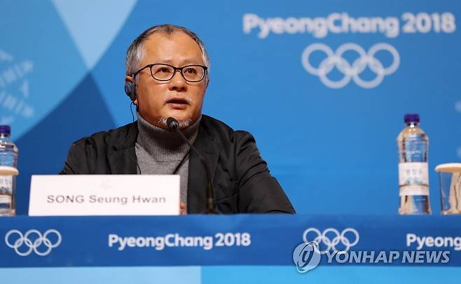 [올림픽] 답변하는 송승환 개회식 총감독 (평창=연합뉴스) 김준범 기자 = 10일 오전 강원도 평창 알펜시아 리조트 내 메인프레스센터(MPC)에서 열린 기자회견에서 송승환 올림픽 개회식 총감독이 질문에 답하고 있다. 2018.2.10 psykims@yna.co.kr