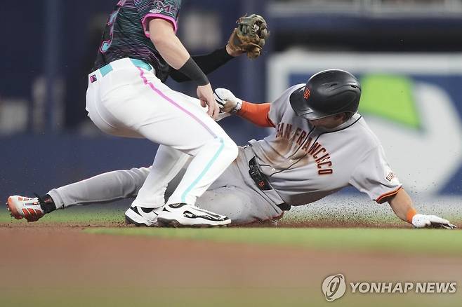 1회 도루를 시도하는 이정후(오른쪽) [AP=연합뉴스]