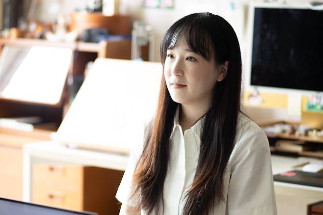 인터뷰하는 '모 이야기' 최연주 작가 (서울=연합뉴스) 류효림 기자 = 최연주 작가가 지난달 30일 서울 양천구 자택에서 연합뉴스와 인터뷰하고 있다. 2025.6.1 ryousanta@yna.co.kr