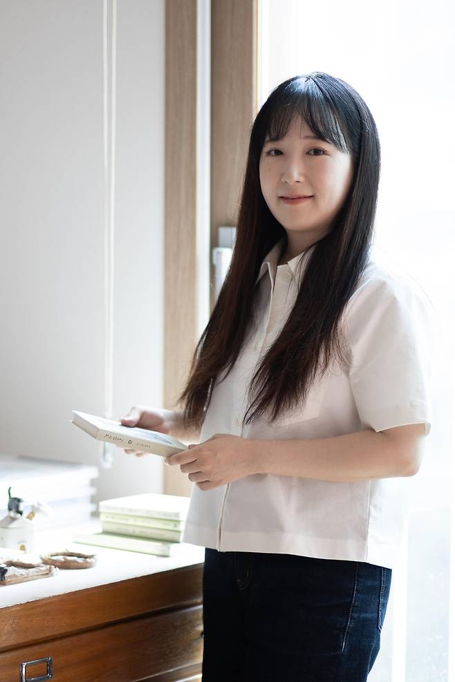 '모 이야기' 최연주 작가 (서울=연합뉴스) 류효림 기자 = 최연주 작가가 지난달 30일 서울 양천구 자택에서 연합뉴스와 인터뷰에 앞서 포즈를 취하고 있다. 2025.6.1 ryousanta@yna.co.kr