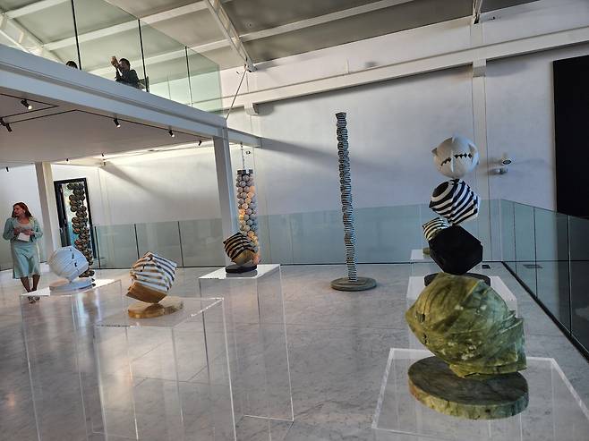 '아틀리에-뮤지엄 박은선' 개관 (피에트라산타[이탈리아]=연합뉴스) 신창용 특파원 = 31일(현지시간) '조각의 성지'로 불리는 이탈리아 토스카나주 피에트라산타에 한국인 조각가 박은선의 이름을 건 미술관 '아틀리에-뮤지엄 박은선'이 개관했다. 사진은 전시장 내부 모습. 2025.05.31 changyong@yna.co.kr