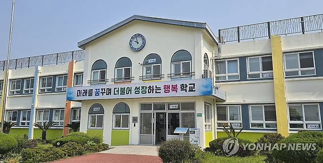 제주형 자율학교 중 디지털학교인 안덕초 본관 (제주=연합뉴스) 김호천 기자 = 제주도교육청이 시행하는 제주형 자율학교 유형 가운데 디지털학교인 안덕초 본관 건물 모습. 2025.5.31 khc@yna.co.kr