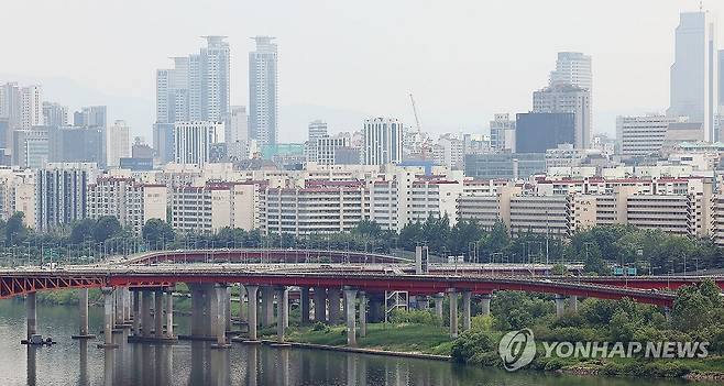 토허제 재지정…강남 아파트 상황은? (서울=연합뉴스) 김성민 기자 = 서울 성동구 달맞이공원에서 바라본 강남구 압구정동 아파트의 모습. 2025.5.26 ksm7976@yna.co.kr