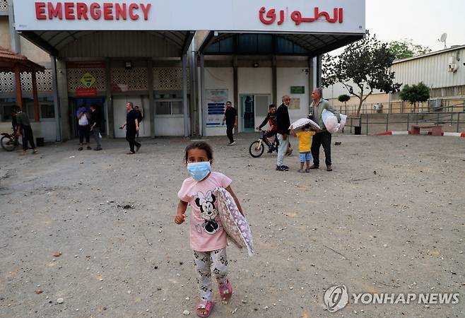 이스라엘군 공습 타격 입은 유럽병원 (칸유니스 로이터=연합뉴스) 지난 달 13일(현지시간) 이스라엘군 공습으로 일부 타격을 입은 칸유니스 유럽병원 근처에서 한 팔레스타인 어린이가 걸어가고 있다. 2025.06.01