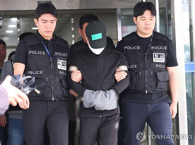 부모·처자식 일가족 5명 살해한 50대 구속송치 (용인=연합뉴스) 홍기원 기자 = 부모와 처자식 등 일가족 5명을 살해한 50대 가장 A씨가 지난달 24일 경기도 용인동부경찰서 유치장에서 검찰로 송치되고 있다. [연합뉴스 사진. 재판매 및 DB 금지]