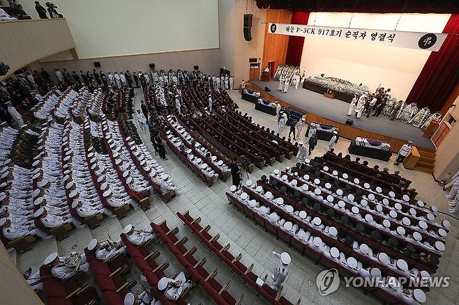 '해군 순직자 영결식 엄수' (포항=연합뉴스) 윤관식 기자 = 1일 경북 포항시 해군 항공사령부 강당에서 '해군 P-3CK 917호기 순직자 영결식'이 엄수되고 있다. 2025.6.1 psik@yna.co.kr