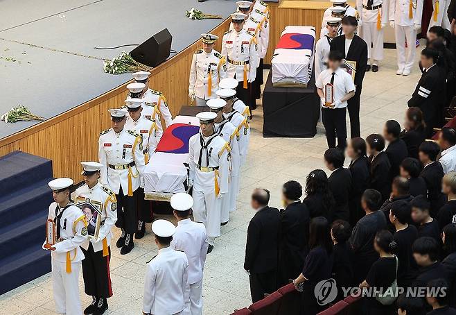 '해군 순직자 영결식 엄수' (포항=연합뉴스) 윤관식 기자 = 1일 경북 포항시 해군 항공사령부 강당에서 '해군 P-3CK 917호기 순직자 영결식'이 엄수되고 있다. 2025.6.1 psik@yna.co.kr