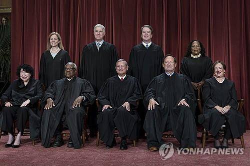미국 사회의 모든 갈등을 해소하는 최후의 심판진인 연방 대법원 '저스티스' 9인 [AP 연합뉴스. 재판매 및 DB 금지]