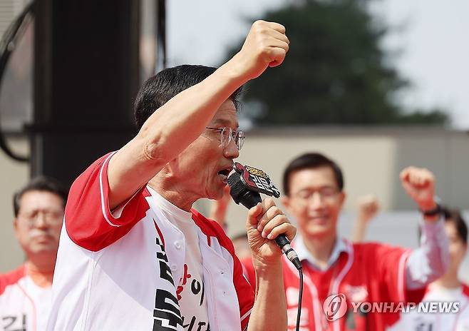 김문수, 광교 유세 (수원=연합뉴스) 박동주 기자 = 국민의힘 김문수 대선 후보가 1일 경기도 수원컨벤션센터 광장에서 열린 유세에서 지지를 호소하고 있다. 2025.6.1 pdj6635@yna.co.kr