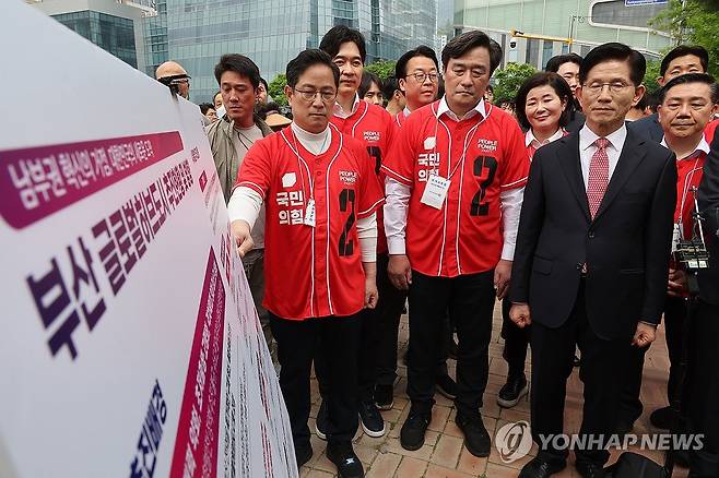 부산서 현장방문 나선 김문수 후보 (부산=연합뉴스) 박동주 기자 = 국민의힘 김문수 대선 후보가 13일 부산국제금융센터(BIFC)에서 산업은행 이전 관련 현장방문에 나서 관계자로부터 설명을 듣고 있다. 2025.5.13 pdj6635@yna.co.kr