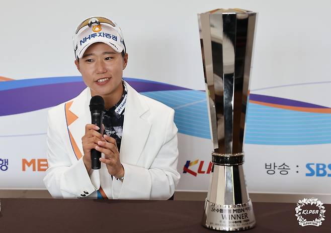 우승 기자회견하는 정윤지. [KLPGA 제공. 재판매 및 DB 금지]