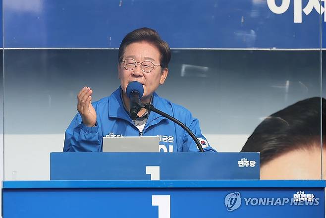 울산서 지지 호소하는 이재명 후보 (울산=연합뉴스) 김주성 기자 = 더불어민주당 이재명 대선 후보가 막바지 '험지 공략'에 나선 1일 울산광역시 일산해수욕장 앞에서 시민들에게 지지를 호소하고 있다. 2025.6.1 [공동취재] utzza@yna.co.kr