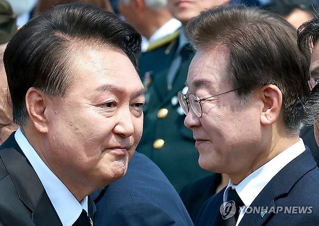 헌재, 윤석열 대통령 '파면' (서울=연합뉴스) 4일 헌법재판소가 윤석열 대통령 탄핵 사건에 대해 인용 선고를 했다. 탄핵 소추 111일, 변론 종결 38일 만이다.
    사진은 지난해 현충일 추념식에 참석한 윤 전 대통령과 더불어민주당 이재명 대표. 2025.4.4 [연합뉴스 자료사진] photo@yna.co.kr