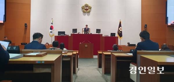 성남 위례동·복정지구 학부모 1천443명이 학교시설·학군 조정 등에 대한 청원을 성남시의회에 제기했다. 사진은 2일 정례회 개회식을 하는 성남시의회 본회의장. 2025.6.2 성남/김순기기자 ksg2011@kyeongin.com