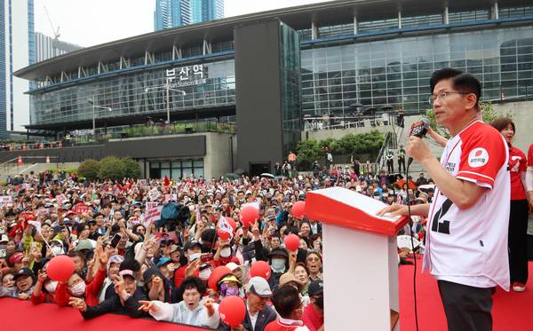 국민의힘 김문수 대선 후보가 제21대 대통령선거 선거일을 하루 앞둔 2일 부산역에서 시민들에게 지지를 호소하고 있다. 2025.6.2 /연합뉴스