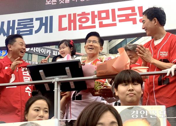 국민의힘 김문수 후보가 1일 서울 강서구 화곡역 사거리 유세에서 어린아이를 안고 지지자들에게 인사하고 있다. 2025.6.1 /김우성기자 wskim@kyeongin.com