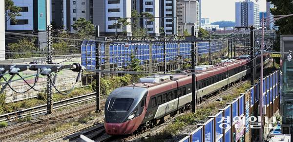 2일 경기도는 경부선, 경인선, 안산선, 경의중앙선 4개 노선 일부 구간을 국토교통부 ‘철도지하화 통합개발 종합계획’에 반영해 줄 것을 제안했다고 밝혔다. 사진은 경부선 지상철도 구간인 안양역~명학역 사이 철로. 2025.6.2 /이지훈기자 jhlee@kyeongin.com