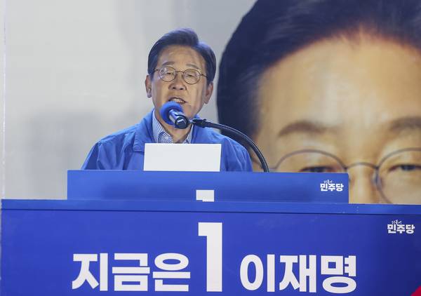 더불어민주당 이재명 대선 후보가 선거를 하루 앞둔 2일 서울 여의도공원 마지막 유세에서 지지를 호소하는 연설을 하고 있다.  2025.6.2 /연합뉴스