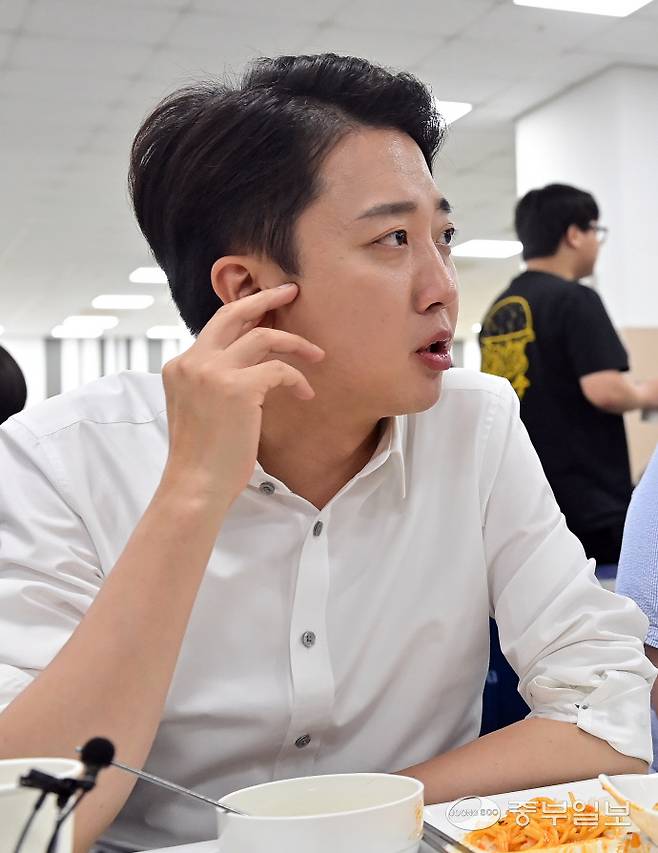 이준석 개혁신당 대선 후보가 제21대 대통령선거를 하루 앞둔 2일 오후 시흥시 정왕동 한국공학대학교에서 열린 '학식먹자 이준석' 행사에서 학식을 먹으며 학생들과 대화하고 있다. 임채운기자