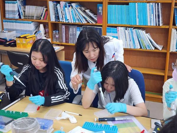 인천 남·동부교육지원청이 최근 지역 인재를 양성하는 체험형 진로 캠프를 가졌다. <인천시교육청 제공>