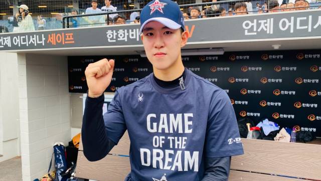 대구고 김민준이 고교- 대학야구 올스타전이 진행 중인 한화생명 볼파크 덕아웃에서 인터뷰를 진행하고 있다.. 사진=최광현 수습 기자