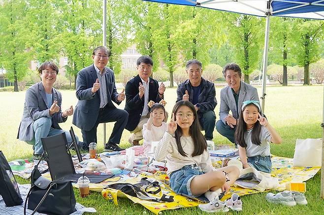 광주과학기술원이 최근 ‘제2회 GIST 과학상상 어린이 미술대회’를 개최, 참가자 가족 등 400여명이 GIST 캠퍼스를 찾았다. 수상작은 오는 27일까지 캠퍼스 내 ‘오룡아트홀’ 3층에서 전시한다.<광주과학기술원 제공>