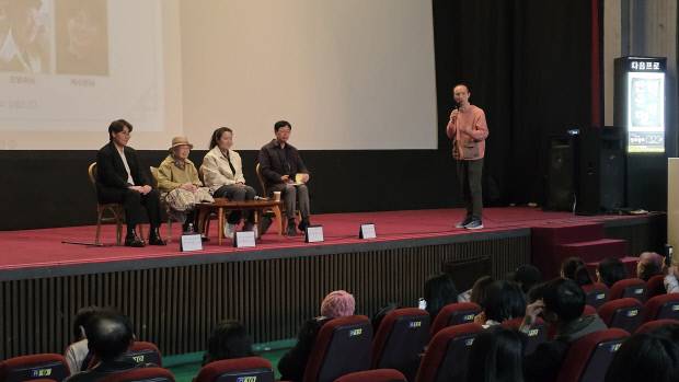 조영숙 명인(왼쪽에서 두 번째)은 지난 3월 28일 광주극장을 찾아 다큐 ‘여성국극 끊어질듯 이어지고 사라질듯 영원하다’ 관객과의 대화를 가졌다. 광주극장은 조 명인이 1952년 2월 여성국극 배우로 데뷔한 공간이기도 하다. <광주극장 제공>