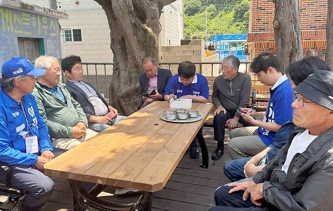 골목을 찾아 다니며 민원을 챙기는 박민규 의원. /울릉연락소