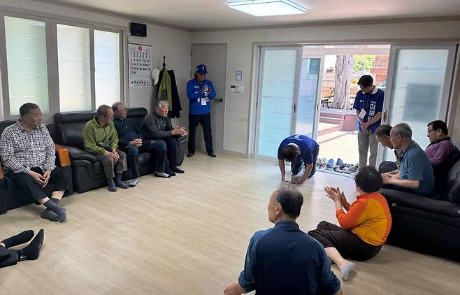 경로당을 찾아 지지를 호수하고 있다. /울릉연락소