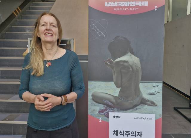 제22회 부산국제연극제 폐막작으로 초청돼 부산을 찾은 이탈리아 연극 '채식주의자'의 연출가 다리아 데플로리안이 지난달 30일 영화의전당에 설치된 배너 앞에서 포즈를 취했다. 김희돈 기자