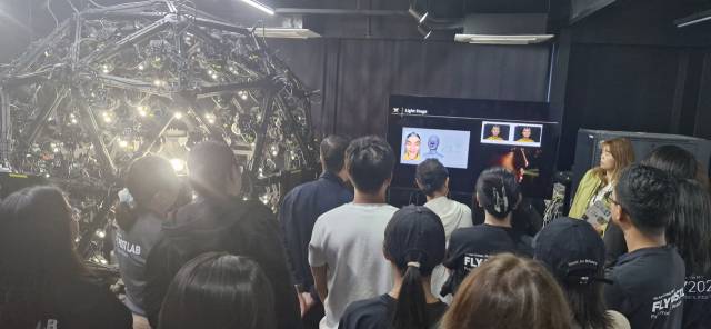 FLY2025 후반작업 워크숍 참가자들이 지난달 29일 특수효과 전문 업체인 웨스트월드에서 모션캡쳐 작업 과정을 지켜보고 있다. 김희돈 기자