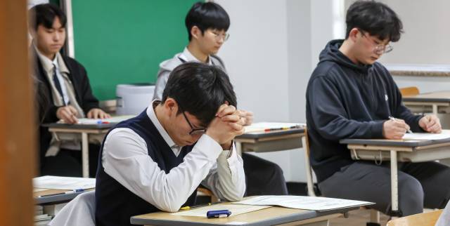 지난 3월 26일 부산 동구 부산고등학교 3학년 교실에서 학생들이 2026학년도 대학수학능력시험 전국연합학력평가(모의고사)를 치르고 있다. 김종진 기자 kjj1761@