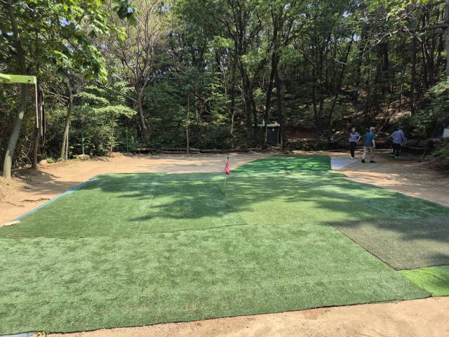 부산 부산진구 엄광산 중턱 공터에 노인들이 무단으로 인조 잔디를 깔고 골프 연습을 하면서 이를 철거해야 한다는 민원이 잇따르고 있다. 김동우 기자 friend@