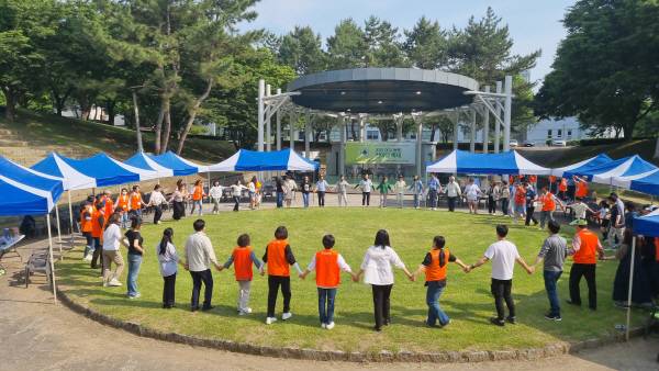 대구사이버대학교의 'DCU 동행 한마당 축제' 행사가 지난 5월 31일, 대구사이버대 캠퍼스에서 개최됐다. DCU동행 프로그램 참여하는 모습. 대구사이버대.