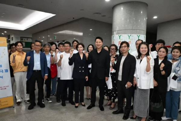 개막식에 참석한 오세훈 서울시장과 관계자들이 공연장입구에서 개막축하 화이팅을 하고 있다. 대경대.