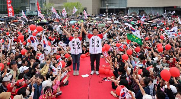 국민의힘 김문수 대선 후보가 2일 오후 대구 동구 동대구역 광장에서 열린 집중 유세에서 딸 동주씨와 함께 시민들의 지지를 호소하고 있다. 정훈진 기자 jhj131@kyongbuk.com
