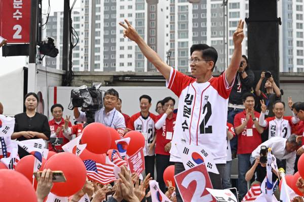 국민의힘 김문수 대선 후보가 2일 오후 대구 동구 동대구역 광장에서 열린 집중 유세에서 지지를 호소하고 있다. 정훈진 기자 jhj131@kyongbuk.com